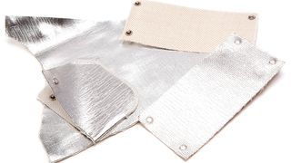 Eine hitzereflektierende Wärmeschutzmatte aus Glasfasergewebe mit einer aufkaschierten 
Aluminiumfolie. Sie wird vor allem zum Hitzeschutz im Motorraum, im Bereich des Abgassystems und an Kraftstofftanks eingesetzt. (Bild: Iprotex)