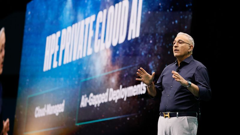 Antonio Neri, CEO bei HPE, kündigt auf der Discover 2025 in Barcelona die gemeinsam mit Nvidia entwickelte HPE Private Cloud AI in einer rein lokalen Variante für souveräne Umgebungen an. (Bild:  HPE)