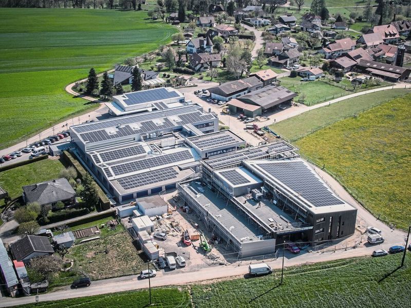 Le site de production du Groupe Recomatic à Courtedoux. La superficie couverte par les panneaux solaires est impressionnante ! (Source : Groupe Recomatic)