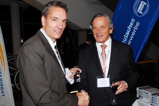 Zahlreiche Vertreter der Händler, der Importeure und der Presse waren gekommen. Hier: Wolfgang Michel, »kfz-betrieb«, und Jens Becker, Subaru .Deutschland (Archiv: Vogel Business Media)