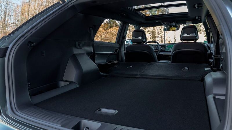 Bei Bedarf lässt sich das Gepäckabteil um 900 Liter ausbauen. (Bild: KGM)
