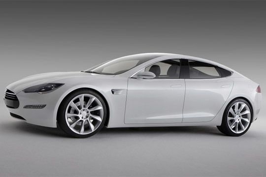 Im Jahr 2012 begann der der amerikanische Elektroautohersteller Tesla mit der Auslieferung der Limousine Model S. (Tesla)