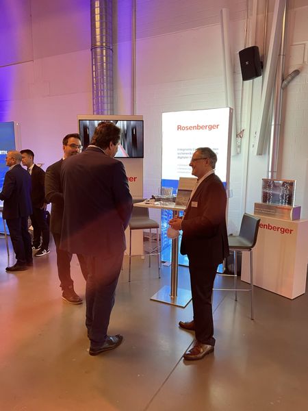 Reger Austausch am Stand von Rosenberger OSI. (Vogel IT-Medien GmbH)