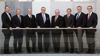 Der neue Vorstand (v.l.n.r.): Dr. Stefan Sommer, Dr. Konstantin Sauer, Dr. Peter Ottenbruch, Hans- Georg Härter, Dr. Michael Paul, Rolf Lutz, Reinhard Buhl und Dr. Gerhard Wagner.  (Bild: ZF Friedrichshafen)