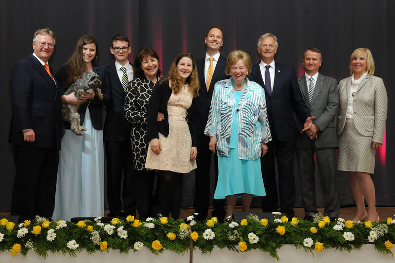 Das Bild zeigt Lapp-Firmengründerin Ursula Ida Lapp (4 v.r.) mit ihrer Familie im Ursula-Ida-Lapp-Saal im Bürgerzentrum Möhringen. (Bild: Lapp)