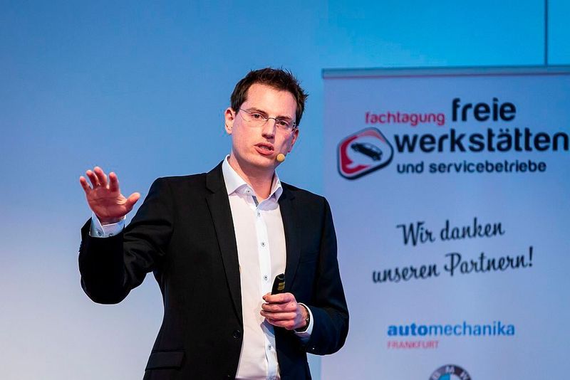 Bernd Holzinger Geschäftsführer von der HUK Autoservice GmbH referierte über das Servicesteuerungs-Konzept seines Unternehmens. (Stefan Bausewein)