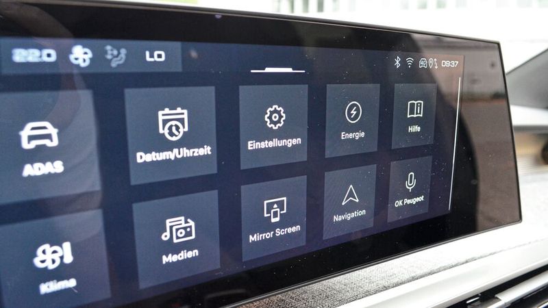 Die freie Platzierung des breiten Hauptdisplays über dem Armaturenbrett trifft allerdings nicht auf ungeteilte Zustimmung – Fahrer mit kürzerem Oberkörper sehen dadurch etwas weniger Fahrbahn, so hoch man den Sitz auch stellt. Häufig genutzte Schaltflächen auf dem Hauptschirm müssen mit Sorgfalt bedient werden, sonst funktioniert’s nicht – das lenkt ab.   (Bild: Rehberg / VCG)