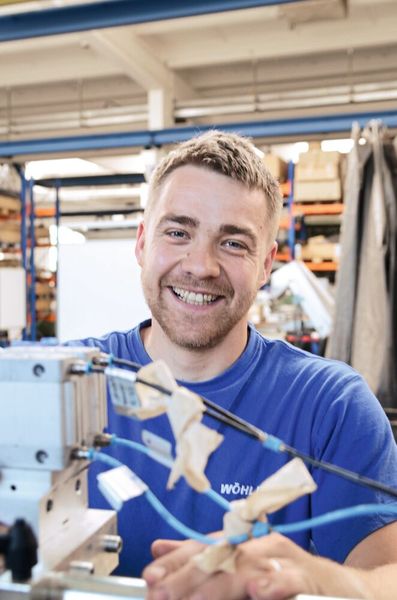 Wöhler Mitarbeiter in der Produktion (Bild: Keba Industrial Automation GmbH)