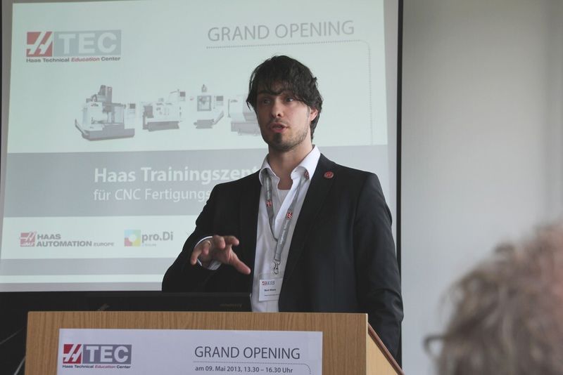 Bert Maes von Haas Automation Europe:„Haas will dabei mithelfen, den Facharbeitermangel wirksam zu bekämpfen.“ (Bild: Königsreuther)