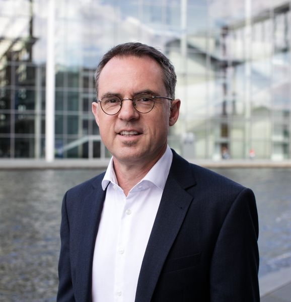 „2020 bietet eine weitere Chance zur strategischen Neu-Positionierung von Marketing. Auch wenn Digitalisierung und datengetriebene Ansätze nicht neu sind gibt es in vielen B2B-Unternehmen noch riesige Potenziale. Marketing ist in der besten Position diesen Wandel anzuführen, wenn die Verantwortlichen mutig handeln. Wer sonst agiert seit Jahren digital und sitzt auf Datenschätzen, die gehoben werden können? Viele Manager denken immer noch in Zeiträumen von 1-2 Jahren anstelle strategisch und in Lebensarbeitszeit. Die Kehrseite der Chance ist das Risiko und damit verbunden die Verantwortung – für ihr Unternehmen, ihr Team und letzten Endes sie selbst. Jetzt ist die Zeit für Investitionen in Mitarbeiter und Technologie, um auch in 5 Jahren noch erfolgreich zu sein.“  Lutz Klaus, Gründer und Inhaber von Marketing ROI Consulting (Bild: Lutz Klaus)