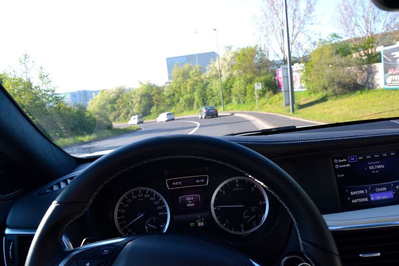 Der Q30 liegt jederzeit gut auf der Straße, Fahrwerk und Lenkung sind vom Hersteller auf die verschiedenen Q30-Varianten abgestimmt. Die Einteilung erfolgt je nach Motorisierung, das Gewicht der der optionalen Zusatzausstattung an Bord wird laut Herstellerangaben ebenfalls berücksichtigt. (Foto: Michel / »kfz-betrieb«)