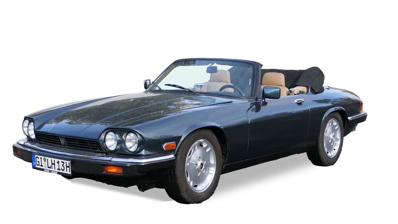 6.Preis: Das Jaguar XJS V12 Cabriolet von 1989 ist ein Symbol für elegante Sportlichkeit und luxuriösen Komfort. Mit seinem eigenwilligen Design und dem leistungsstarken 5,3-Liter-V12-Motor liefert dieses Cabriolet eine außergewöhnliche Kombination aus Kraft und Laufruhe. Der kraftvolle 12 Zylinder mit 264 PS beschleunigt den knapp 2 Tonner auf 230 km/h.  Die Silhouette des Fahrzeugs strahlt mit klassischen Jaguar-Linien und dem unverwechselbaren Kühlergrill eine zeitlose Ästhetik aus. aas Fahrwerk, angepasst an die kraftvolle Maschine, gewährleistet eine sichere Straßenlage. Der Innenraum des Cabriolets ist mit feinstem Leder und Holzverkleidungen ausgestattet und bietet eine luxuriöse Atmosphäre. Gespendet von Manfred Steiner. (Bild: Lebenshilfe Gießen)