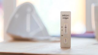 Mitarbeiter die nicht dauerhaft im Homeoffice arbeiten können, müssen künftig von ihren Arbeitgebern kostenlose Corona-Tests bekommen. (Bild: ©Patrick Daxenbichler - stock.adobe.com)