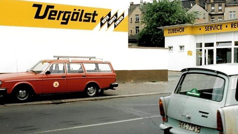 Speziell nach der Wiedervereinigung 1990 wuchs das Filialnetz weiter, 1991 waren es bereits 213 Fachbetriebe an 201 Standorten deutschlandweit. Die Dachmarke trug seinerzeit den Namen Vergölst, erweitert um den Zusatz Reifen-Service-Zubehör.  (Bild: Vergölst)