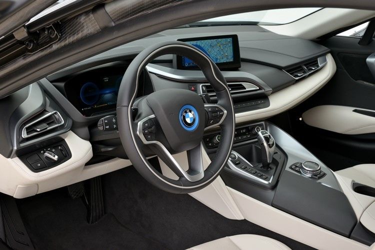 Vorn sitzt man wie angegossen und blickt auf ein im Vergleich zur Außenhaut eher konventionell gehaltenes Fahrerumfeld. (Foto: BMW)