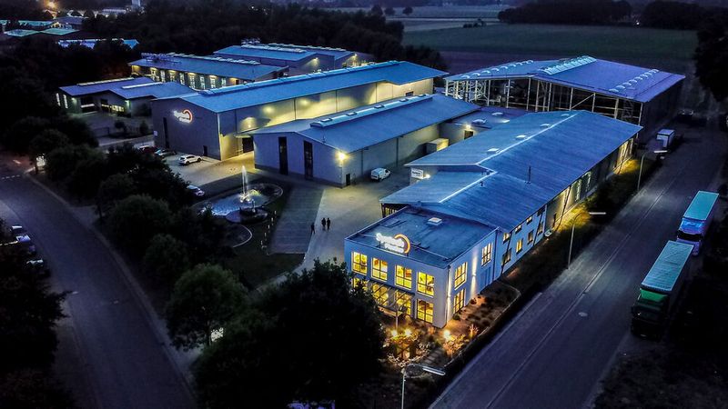 Was vor 17 Jahren mit vier Mitarbeitern und zwei Spritzgussmaschinen startete, entwickelte sich zu einem hoch modernen Betrieb mit heute über 100 Mitarbeitern und 37 Spritzgussmaschinen. (Syntech Plastics)