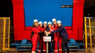 Drauf auf den Buzzer! Die GMH-Gruppe beim Start von Europas einzigartiger Walzstraße in Georgsmarienhütte. Lesen Sie hier, was die Anlage zu leisten imstande ist ... (Bild: GMH-Gruppe)