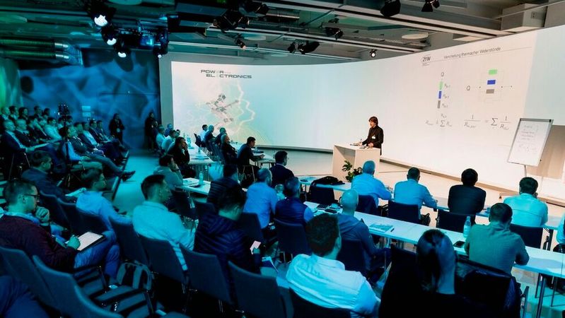 Hardwarewissen: Im Track Cooling vermittelt Prof. Griesinger von der Dualen Hochschule Baden-Württemberg die physikalischen Grundlagen des Wärmemanagements. (Bild:  Stefan Bausewein)