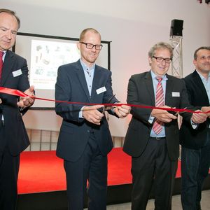 Sie eröffneten das Europäische Training Center von Konecranes offiziell (von links): Oliver Quilling (Landrat des Kreises Offenbach), Jürgen Dlugi (Geschäftsführer von Konecranes in Deutschland), Dieter Zimmer (Bürgermeister von Dreieich) und Ralf Meisinger (Leiter des Europäischen Training Centers).