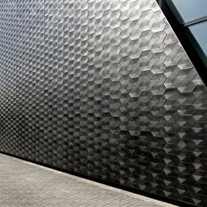 Die Außenfassade aus Bio-Kohlenstoff-Composit soll CO2 binden können.(Bild:  Audi)