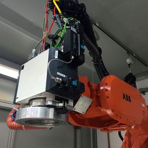 Laserzelle bei Bergmann & Steffen mit der Laserschweißoptik Intelliweld 30FC-V von Scanlab, Online-Nahtführungssystem „Weldeye“ und Bergmann-&-Steffen-Gebläse-Crossjet „Tornadoblade“.
