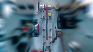 Alles im grünen Bereich – die beleuchtete Wasserstandsanzeige des Reindampferzeugers Unotherm. Bild: MMM (Archiv: Vogel Business Media)