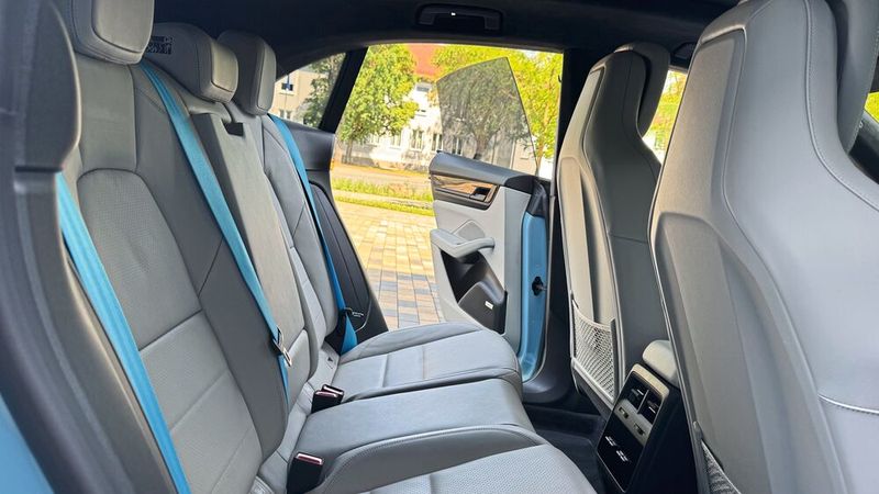 Manch einer würde sich vielleicht etwas mehr Beinfreiheit wünschen. Für größere Personen kann es schon etwas eng werden. (Bild: Achter – VCG)