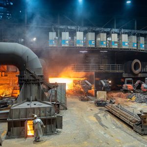 Schwelgern 1 is one of the world’s most modern blast furnaces with a potential output of 10,000 t per day. Over the course of the project, 40 SIP boxes (grey-blue in the photo) were installed on the tuyeres. The boxes inject strong intermittent impulses with technical oxygen into the coke bed in order to achieve the best possible penetration.(Source:  thyssenkrupp At.Pro tec)