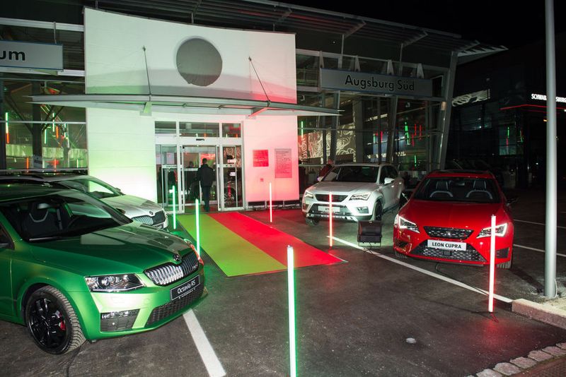 Das Farbenspiel symbolisiert die Neuaufnahme von Skoda (grün) und Seat (rot). (Schwaba / Christoph Fink)