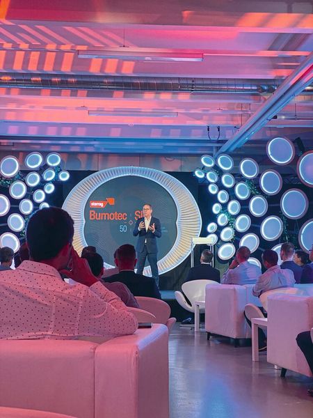 Jean-Daniel Isoz, directeur général du site de Vuadens, lors de son mot d'accueil pour l'événement jubilé Bumotec et SIP. (Source : Marina Hofstetter)