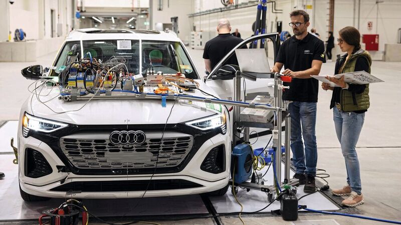 Vorbereitungen zu einem Crashversuch (Bild: Audi)