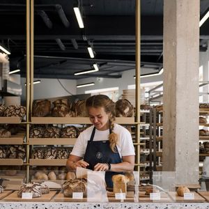 Verkaufsraum und Backstube gehen bei Julius Brantners Bäckerei ineinander über.(Bild:  KATHRIN.KOSCHITZKI)
