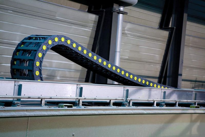 Die Energieführungsketten M60 und M80 werden wegen ihrer Robustheit gerne in Hafenkrananlagen, bei Hallenkränen und verschiedensten Förderanlagen eingesetzt. (Archiv: Vogel Business Media)