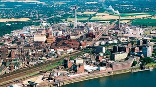 At its Krefeld site, Lanxess produces pigments, high-performance plastics and specialty chemicals, among other things. (Lanxess)