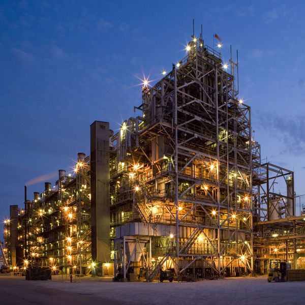 Platz 3: LyondellBasell Industries, NiederlandeUmsatz: 39,38 Mrd. EuroGewinn: 1,65 Mrd. EuroBeschäftigte: 14.000Standorte: weltweit in über 120 LändernHauptsitz: Rotterdam, NiederlandeGeschäftsführung: Jim Gallogly, CEOBranche: Chemische IndustrieProdukte: Polyolefine, Kraftstoffe, Styrol, Ethylen, Propylen, Propylenoxid (Bild: LyondellBasell (Channelview Complex))