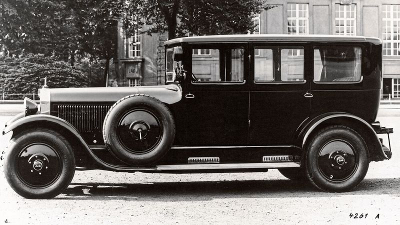 Der 18/70 PS Typ M der Audi-Werke AG war ein Oberklasse-Pkw mit 4,7-Liter-Sechszylindermotor. Mit einem Preis von 22.300 Reichsmark war die viertürige Pullman-Limousine, gebaut von 1925 bis 1928, eines der teuersten Autos im Deutschen Reich und sorgte mit dafür, dass Audi dem Konkurs immer näher kam. (Bild: Audi)