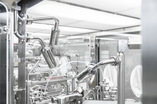 Die umfassende Prozesskontrolle per Highspeed-Video ist eine von vielen Digitalisierungsleistungen von Optima Pharma. (Bild:  Optima)