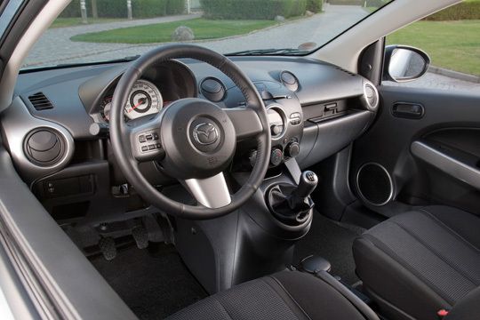 Das Interieur  wartet mit gedeckten Schwarztönen, einem funktionalen Cockpit mit praktischen Ablagen, einem zweigeteilten Handschuhfach und einem Handy-Fach auf. (Archiv: Vogel Business Media)