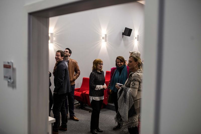 Geschäftsleiterin Heike Fessel zeigte den neuen Schulungsraum im Kino-Stil. (Agando)