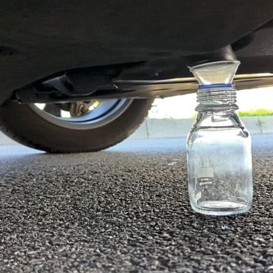 Abb.1: Probennahme direkt am Brennstoffzellen-Fahrzeug. Das gesammelte Wasser wird anschließend auf PFAS analysiert, die aus der Membran der Brennstoffzelle stammen könnten. (Bild: ZBT)