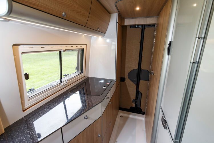 Hinter der seitlichen Küche ist im Heck ein großzügiges Raumbad mit geräumiger Dusche eingebaut. (Bild: Reimo)