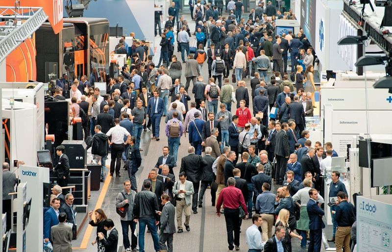 Mit ihrem Motto Connecting systems for intelligent production hat die EMO Hannover den Nerv der Zeit getroffen und vor allem Besucher aus dem Ausland angezogen. (VDW / EMO Hannover)