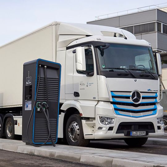 Mit 300 kW Leistung lädt dieser E-Actros bei Daimler in Stuttgart. Mit 300 kW Leistung lädt dieser E-Actros bei Daimler in Stuttgart.