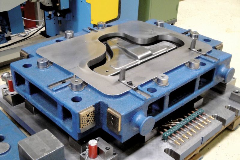 Bild 6: Stempel mit eingegossenen Kühlkanälen und Blechhalter des Demonstratorwerkzeuges „B-Säulenfuß“. (IWU)