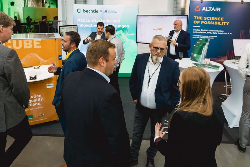 Konstruktion meets Produktion: Während der Pausen fand in der gemeinsamen Ausstellung der beiden Foren reger Austausch statt.  (Bild: Stefan Bausewein/VCG)