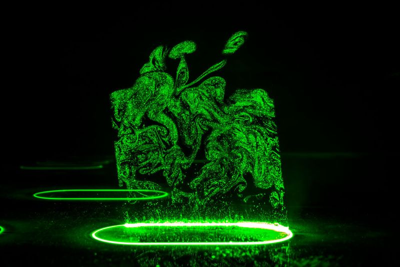 Zündende Erfindung! Zu den aktuellen Highlights der Lasertechnik zählt für Prof. Reinhart Poprawe auch die Ultrakurzpuls-Technik, die sich hier zum Beispiel beim Strukturieren von Glas durch direkte Laserablation nutzen lässt. (Bild: V. Lannert)