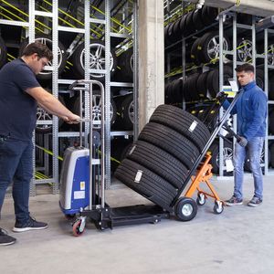 Die SAL GmbH hat unter dem Gesichtspunkt der Ergonomie eine Transportkette entwickelt, bei der die Räder stapelweise verbracht werden können. Mit dem Transportkarren, dem Catcher, kann der gesamte Reifenstapel aufgenommen und bewegt werden. Die hinteren Stützräder sorgen für zusätzliche Stabilität und ermöglichen es außerdem, den Karren vollständig umzulegen.(Bild:  Scholz)