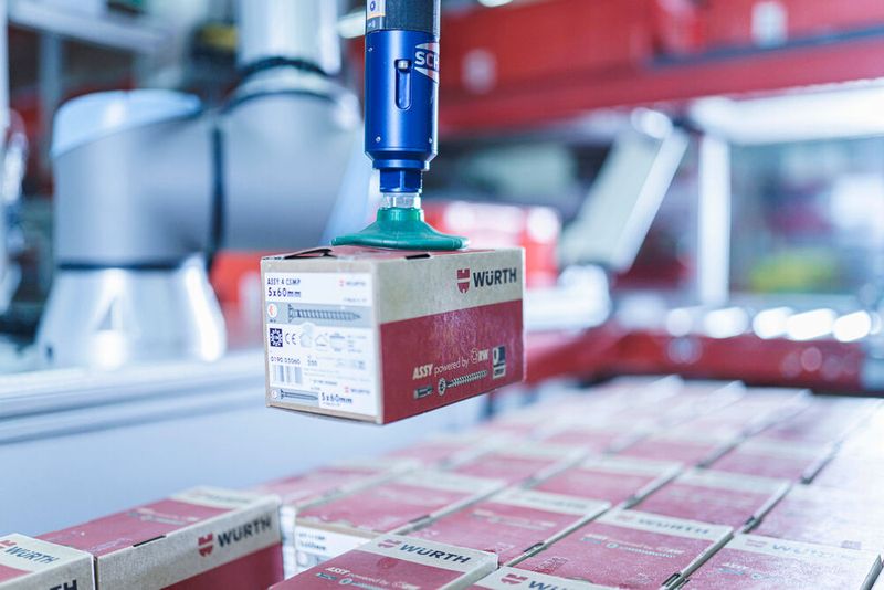 Schmalz lieferte den Bin-Picking-Greifer SBPG mit drei Saugern aus. Der Cobot wählt automatisch die zur Kartongröße passende Variante. (Bild: J. Schmalz GmbH)