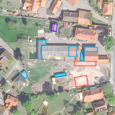 Nach einem automatisierten Abgleich der Luftbilder werden die digitalen Karten aktualisiert: Der Bestand ist gelb dargestellt, dunkelblaue Gebäude sind neu, hellblau sind neue Gebäudeteile und Anbauten. Rote Gebäude wurden abgerissen und fehlen daher auf den aktuellen Luftbildern. (Bild: LGLN)