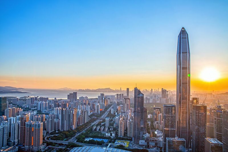 Das Ping An International Finance Center in Shenzhen, China, ist mit einer Höhe von 599 Metern (1.966 Fuß) das vierthöchste Gebäude der Welt. Es zeichnet sich durch eine innovative und futuristische Form aus, die in der Silhouette an eine sich verjüngende, gekrümmte Flasche erinnert. Der Hauptzweck des Gebäudes ist die Bereitstellung von Büroräumen für Finanzunternehmen und Geschäftsaktivitäten. Es beherbergt auch ein Luxushotel, Einzelhandelsgeschäfte und Restaurants. Das Ping An International Finance Center verfügt über ein intelligentes Gebäudemanagementsystem, das den Energieverbrauch optimiert und Ressourcen spart. (Bild: WR.LILI - stock.adobe.com)